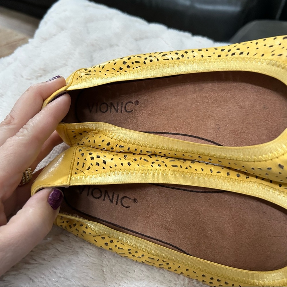 Vionic Robyn Perforated Flats Yellow Size 8 M Buttercup EUC Worn Once - Picture 8 of 12